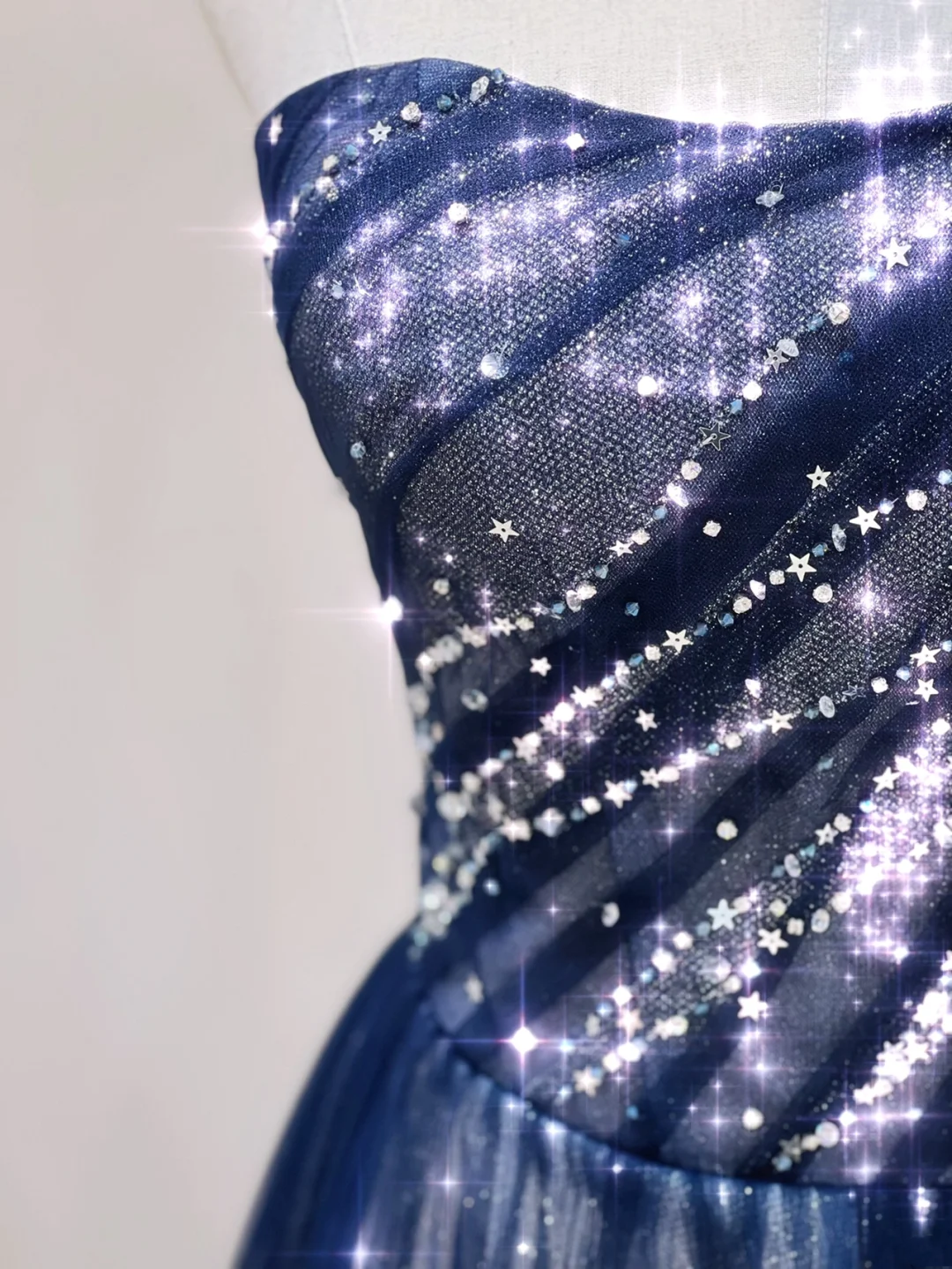 Robe de bal longue et élégante, coupe trapèze, sans bretelles, bleu marine, scintillante, inspiration spéciale, A032
