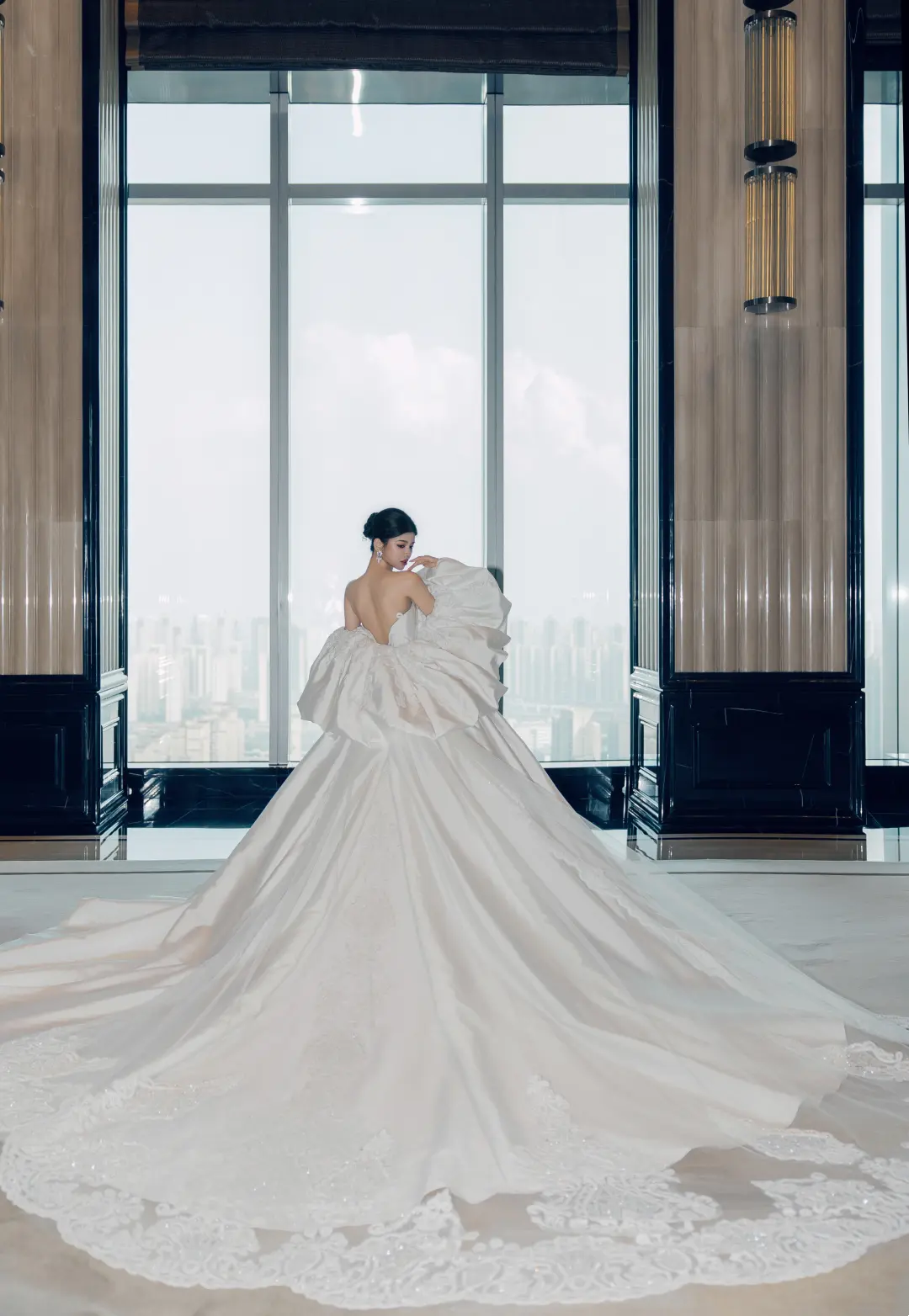 Timeless Ball Gown Sweetheart White Lace Appliques Long Satin Wedding Dress Beautiful Formal Wedding Dresses A045
