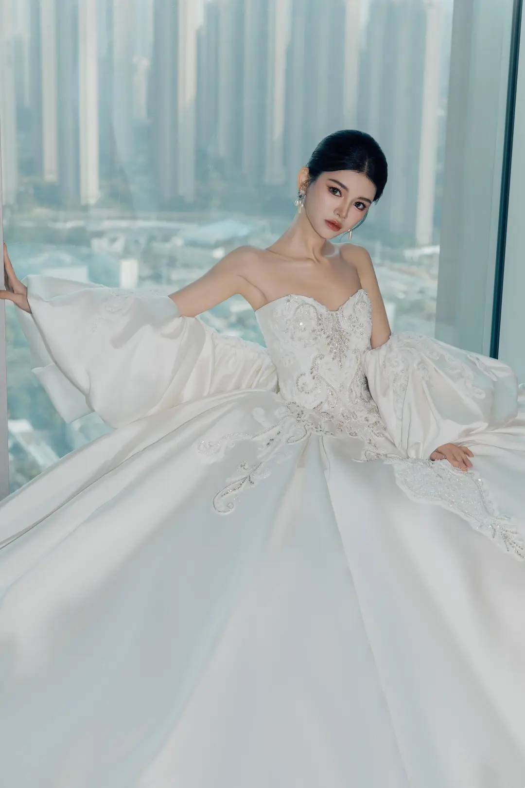Timeless Ball Gown Sweetheart White Lace Appliques Long Satin Wedding Dress Beautiful Formal Wedding Dresses A045