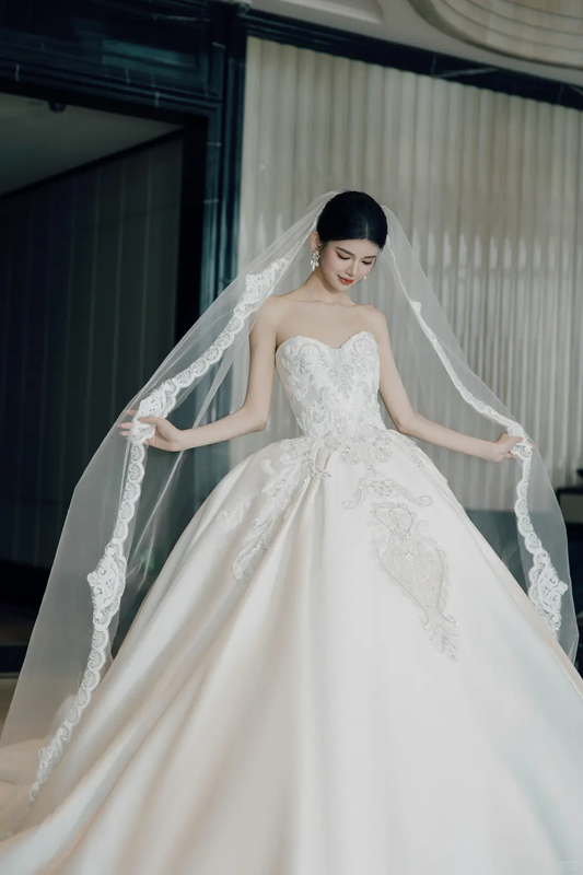 Timeless Ball Gown Sweetheart White Lace Appliques Long Satin Wedding Dress Beautiful Formal Wedding Dresses A045