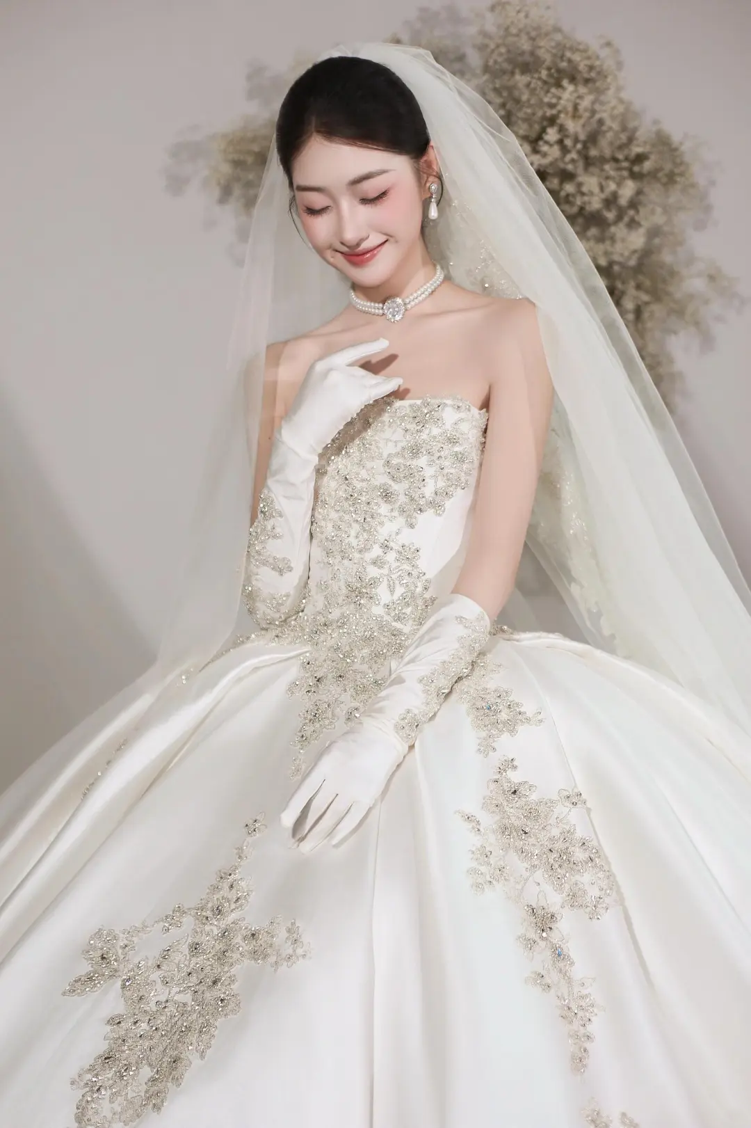 Timeless Ball Gown Strapless White Lace Appliques Long Satin Wedding Dress Beautiful Formal Cute Wedding Dresses A049