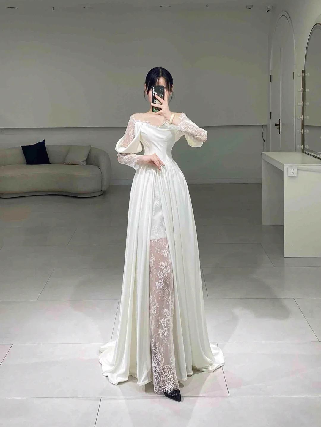 Robe de mariée longue plissée blanche en dentelle, coupe trapèze, épaules dénudées, élégante et élégante, A061