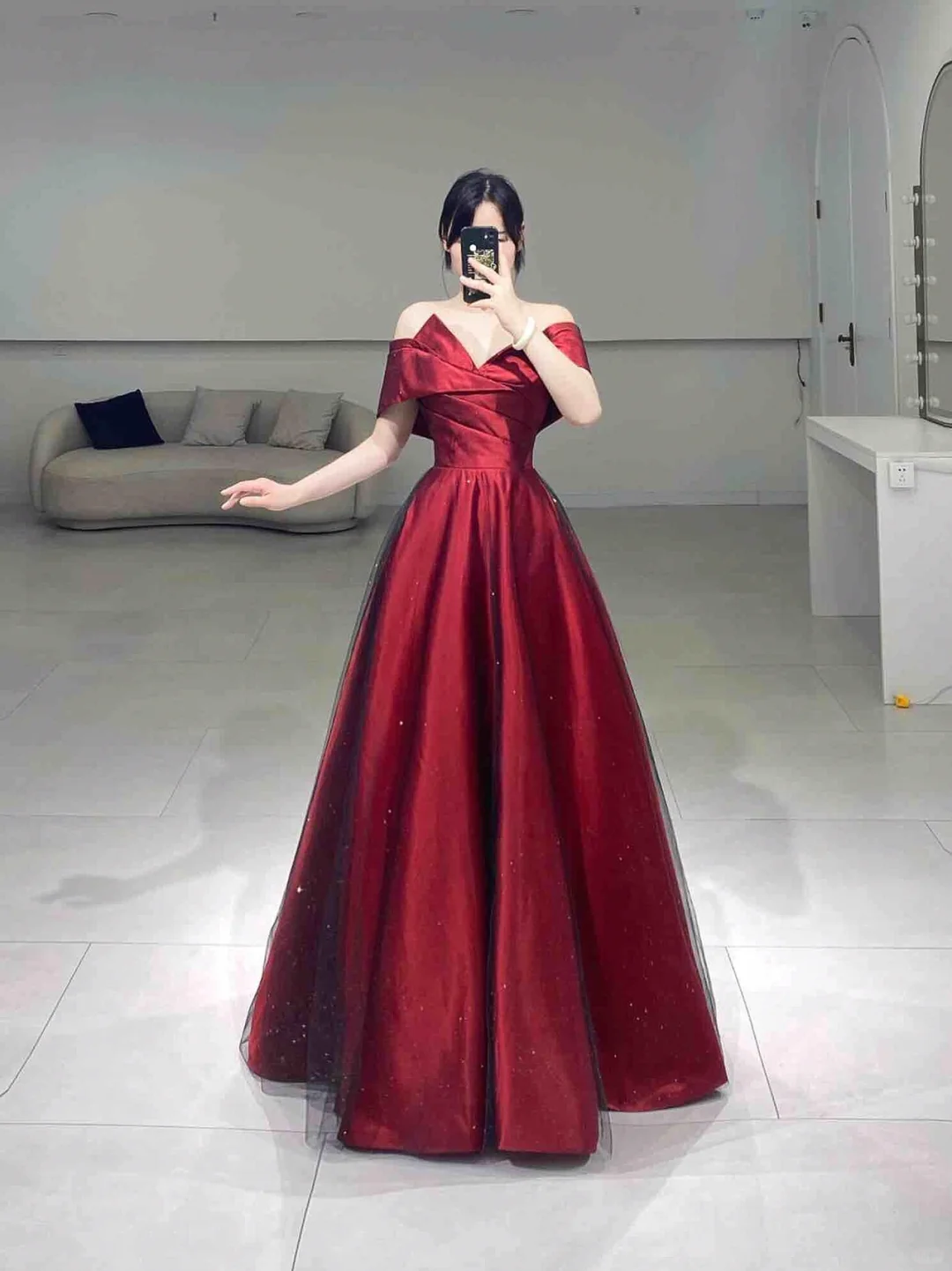 Schlichtes A-Linien-Abendkleid mit schulterfreiem, burgunderfarbenem Satin-Tüll und kurzen Ärmeln, bodenlanges Ballkleid, Inspiration für lange Ballkleider A065