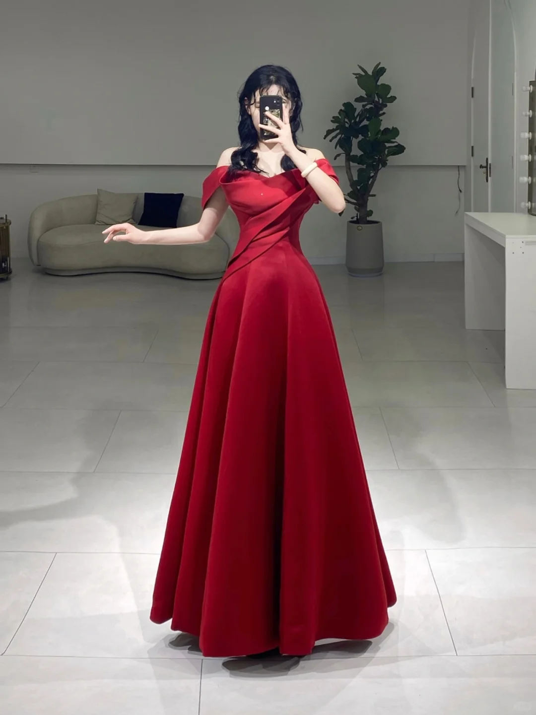 Robe de bal trapèze rouge à manches courtes et épaules dénudées, plissée en satin, longueur au sol, inspiration robe de bal longue A076