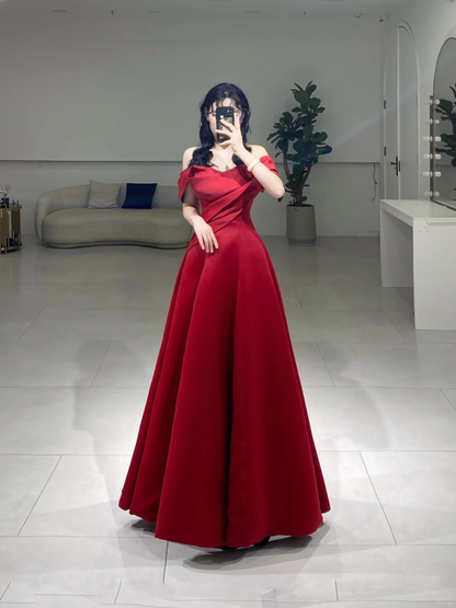Robe de bal trapèze rouge à manches courtes et épaules dénudées, plissée en satin, longueur au sol, inspiration robe de bal longue A076