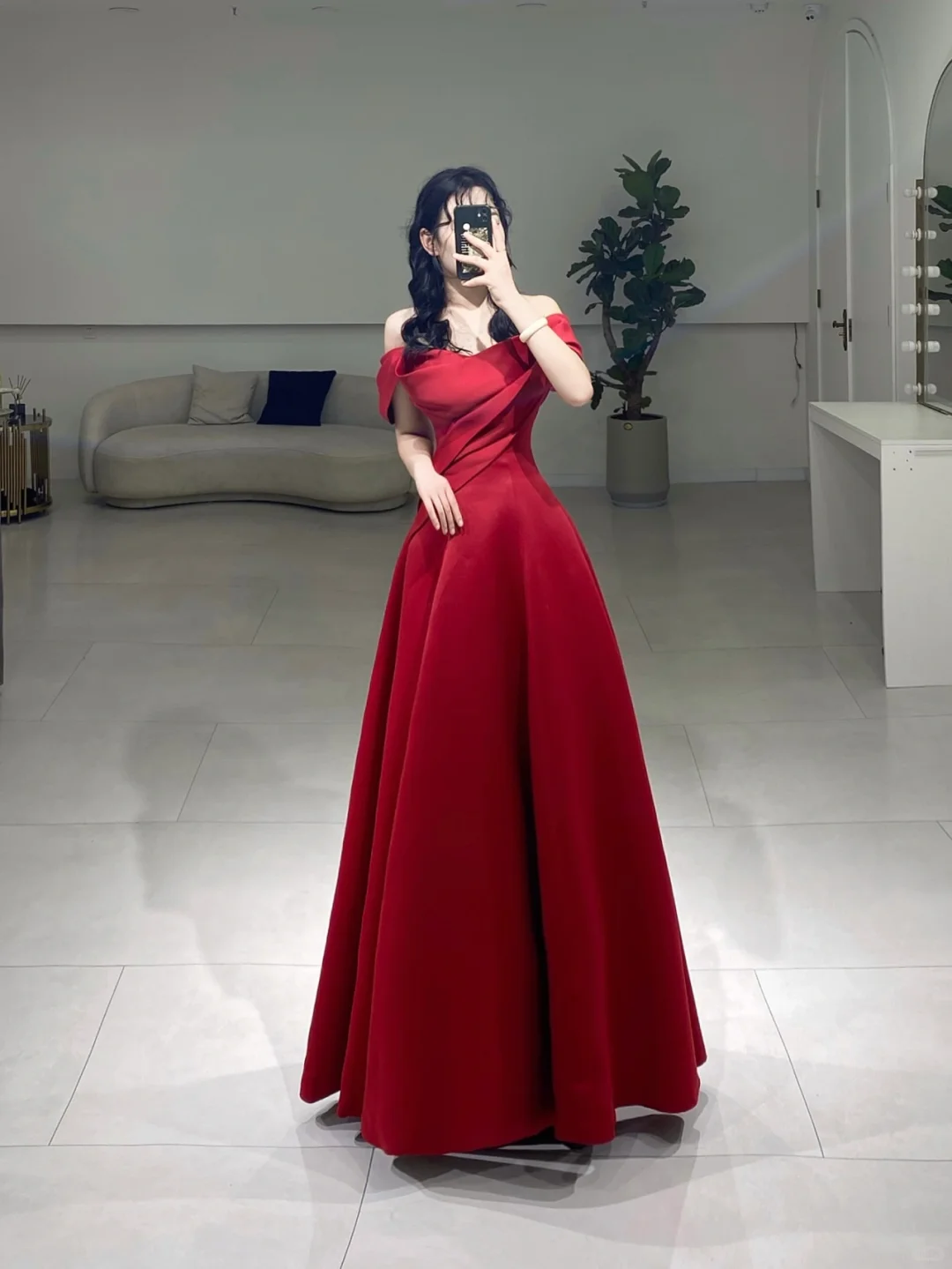 Robe de bal trapèze rouge à manches courtes et épaules dénudées, plissée en satin, longueur au sol, inspiration robe de bal longue A076