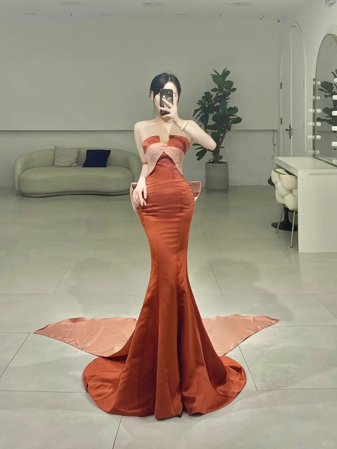Robe de bal élégante sirène bustier en satin rouge rouille plissée, longueur au sol, inspiration robes de bal longues A077
