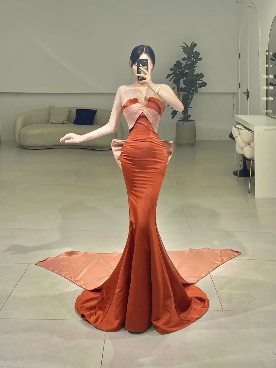 Robe de bal élégante sirène bustier en satin rouge rouille plissée, longueur au sol, inspiration robes de bal longues A077