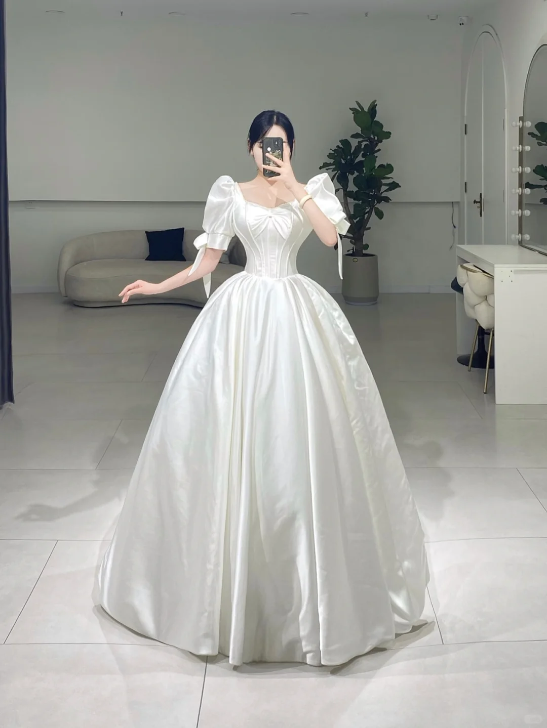 Zeitloses Ballkleid mit quadratischem Ausschnitt, weißem Satin, kurzen Ärmeln, langem Brautkleid, schöne formelle süße Brautkleider A085