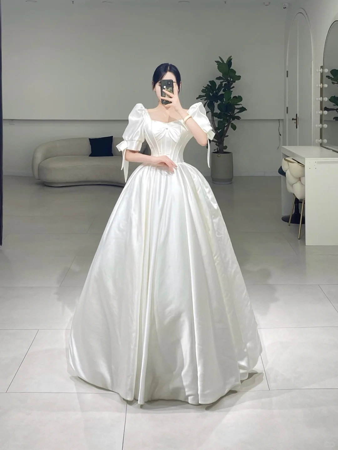 Zeitloses Ballkleid mit quadratischem Ausschnitt, weißem Satin, kurzen Ärmeln, langem Brautkleid, schöne formelle süße Brautkleider A085