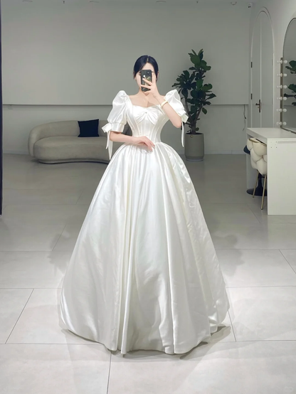 Zeitloses Ballkleid mit quadratischem Ausschnitt, weißem Satin, kurzen Ärmeln, langem Brautkleid, schöne formelle süße Brautkleider A085