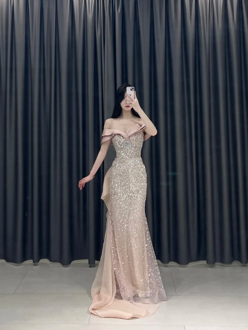 Robe de bal élégante style sirène, épaules dénudées, paillettes roses, plissée, longueur au sol, inspiration robes de bal longues A095