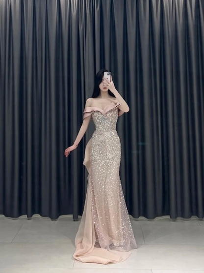 Robe de bal élégante style sirène, épaules dénudées, paillettes roses, plissée, longueur au sol, inspiration robes de bal longues A095