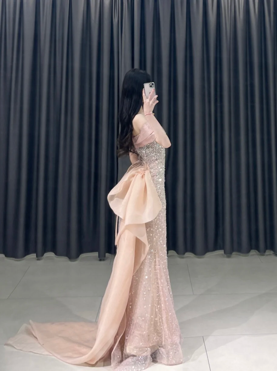Robe de bal élégante style sirène, épaules dénudées, paillettes roses, plissée, longueur au sol, inspiration robes de bal longues A095