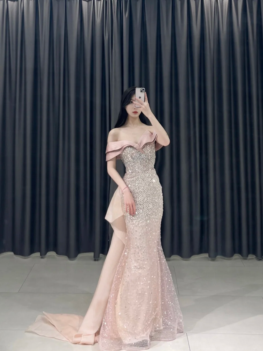 Robe de bal élégante style sirène, épaules dénudées, paillettes roses, plissée, longueur au sol, inspiration robes de bal longues A095