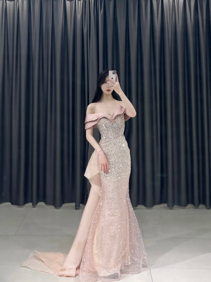 Robe de bal élégante style sirène, épaules dénudées, paillettes roses, plissée, longueur au sol, inspiration robes de bal longues A095