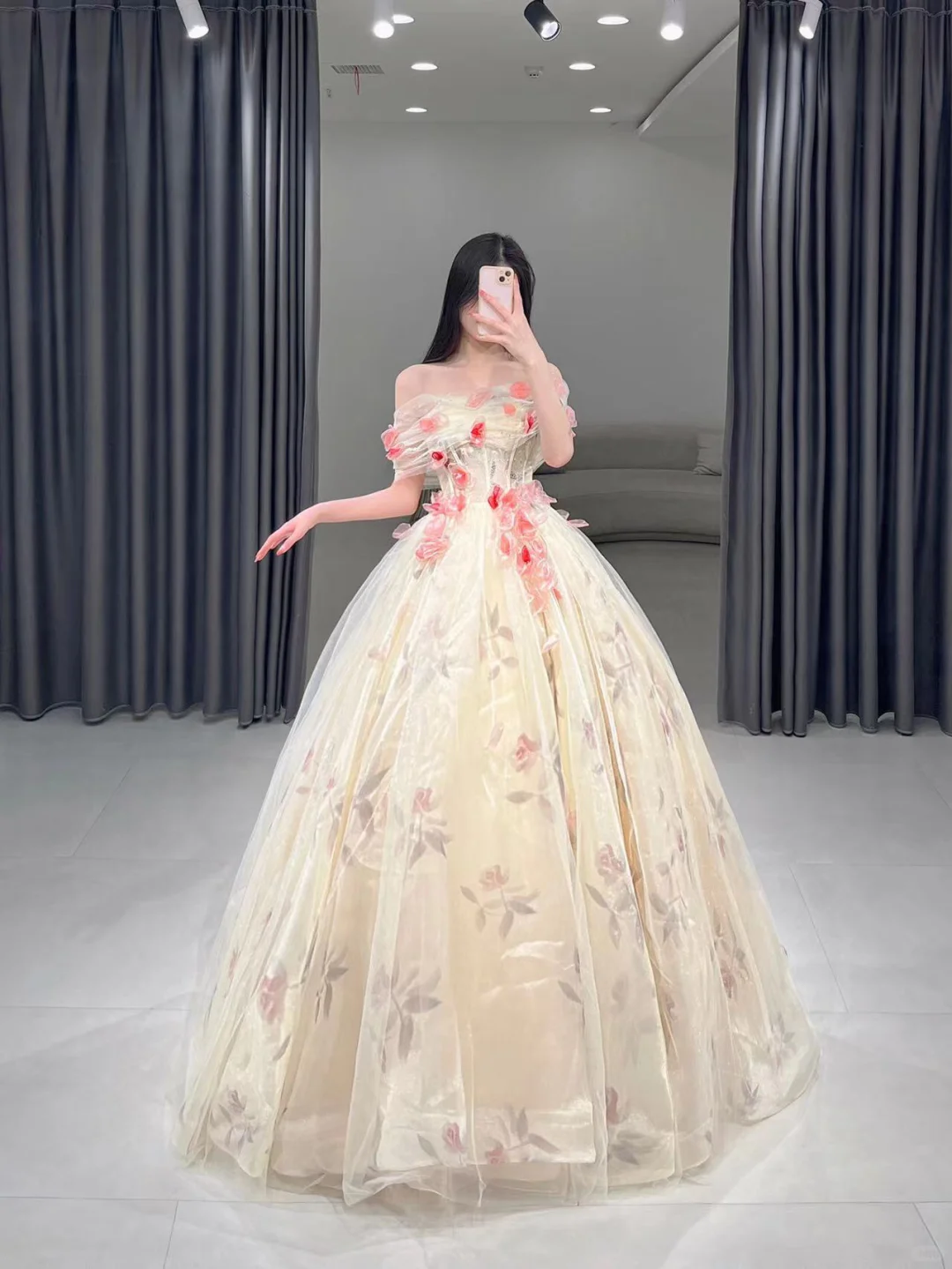 Süßes Ballkleid aus der Schulter Floral Tüll langes Quinceanera-Kleid Wunderschöne Quinceanera-Kleider Sweet 15 16 Kleid A111