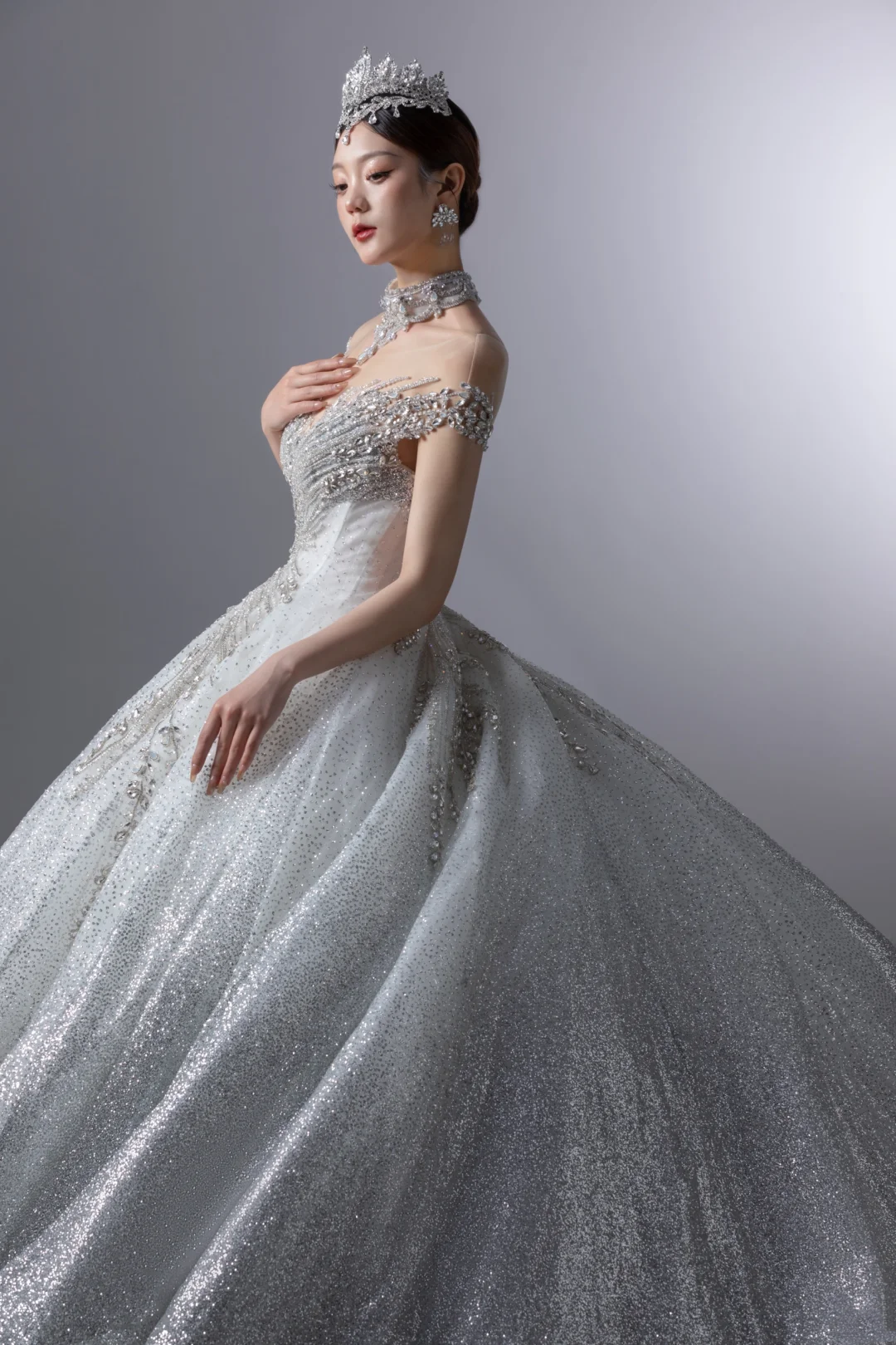 Verträumtes Ballkleid aus der Schulter Silber Pailletten langes Brautkleid schöne formale süße Brautkleider A123