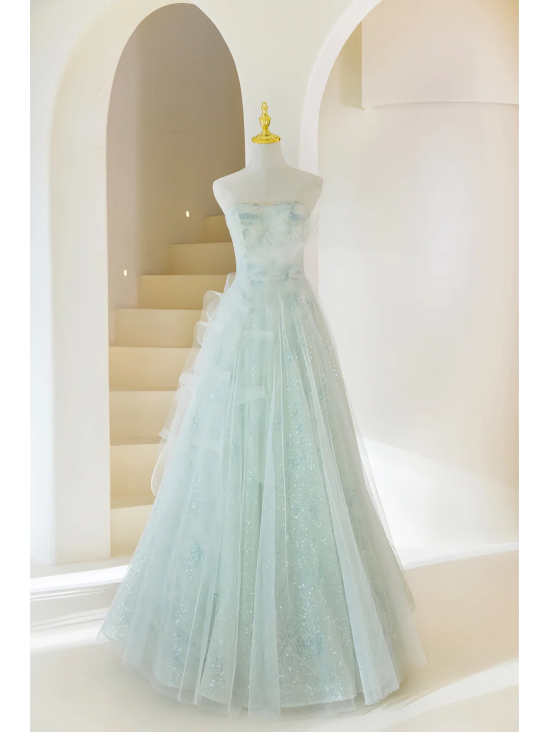 Robe de bal bustier vert menthe en tulle, longue et ravissante, idéale pour un 20e anniversaire. Référence AB906.