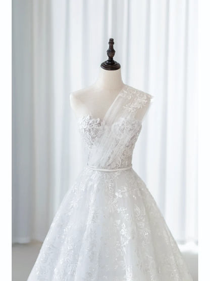 Einfaches Ballkleid, schulterfrei, aus Tüll und Spitze, weiß, tailliert und ausgestellt, bodenlang, mit Falten, Brautkleid AB1007