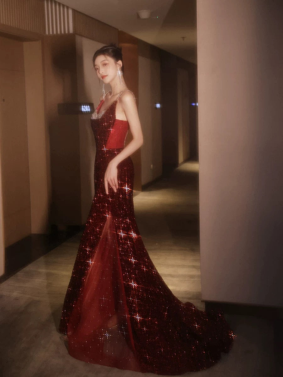 Robe de soirée longue bordeaux à fines bretelles et sequins, style sirène, ornée de paillettes et de sequins, idéale pour un bal de promo ou un dîner chic (AB2047)