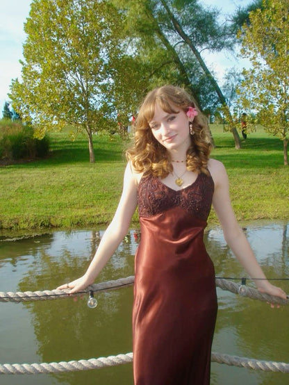 Robe de bal longue bordeaux bordeaux, style sirène vintage, dos nu, ornée de perles et sans manches. Inspiration robe de bal AB1048