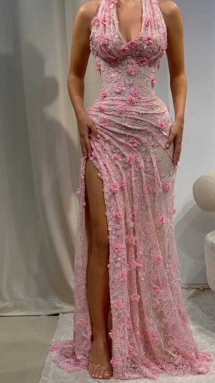 Robe de bal sirène chic en dentelle rose à col halter et fente haute, idéale pour les adolescentes. Robe de soirée élégante AB1123