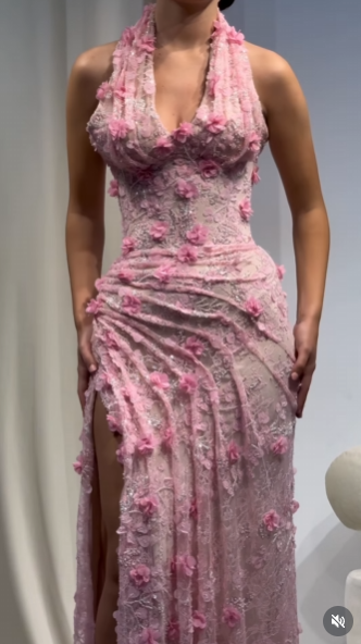 Robe de bal sirène chic en dentelle rose à col halter et fente haute, idéale pour les adolescentes. Robe de soirée élégante AB1123