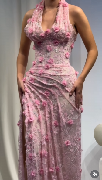 Robe de bal sirène chic en dentelle rose à col halter et fente haute, idéale pour les adolescentes. Robe de soirée élégante AB1123