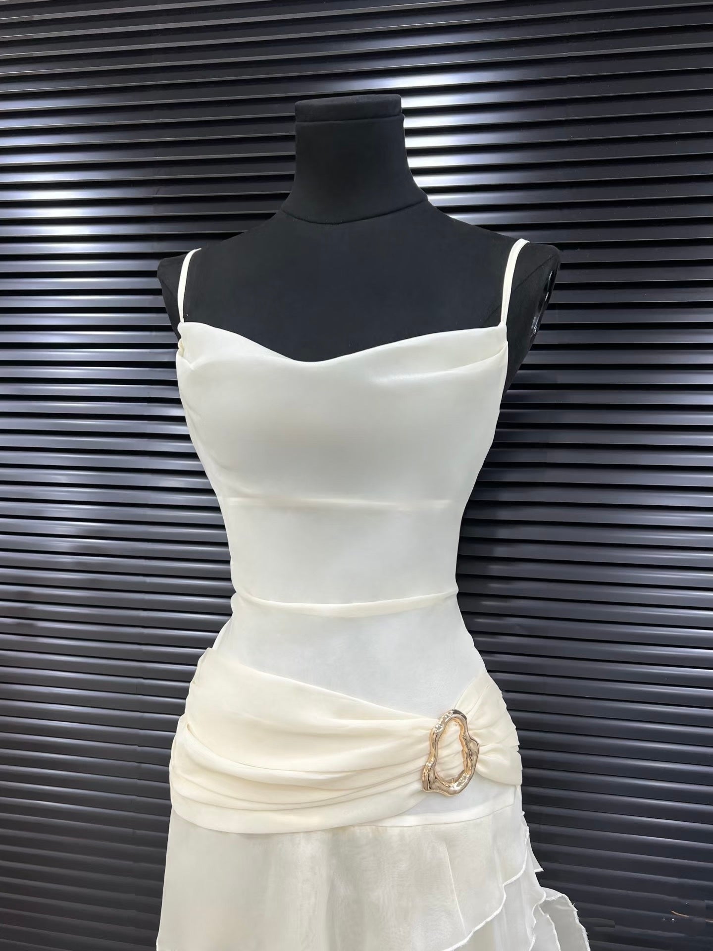 Robe de soirée sirène modeste à fines bretelles en mousseline ivoire plissée AB143