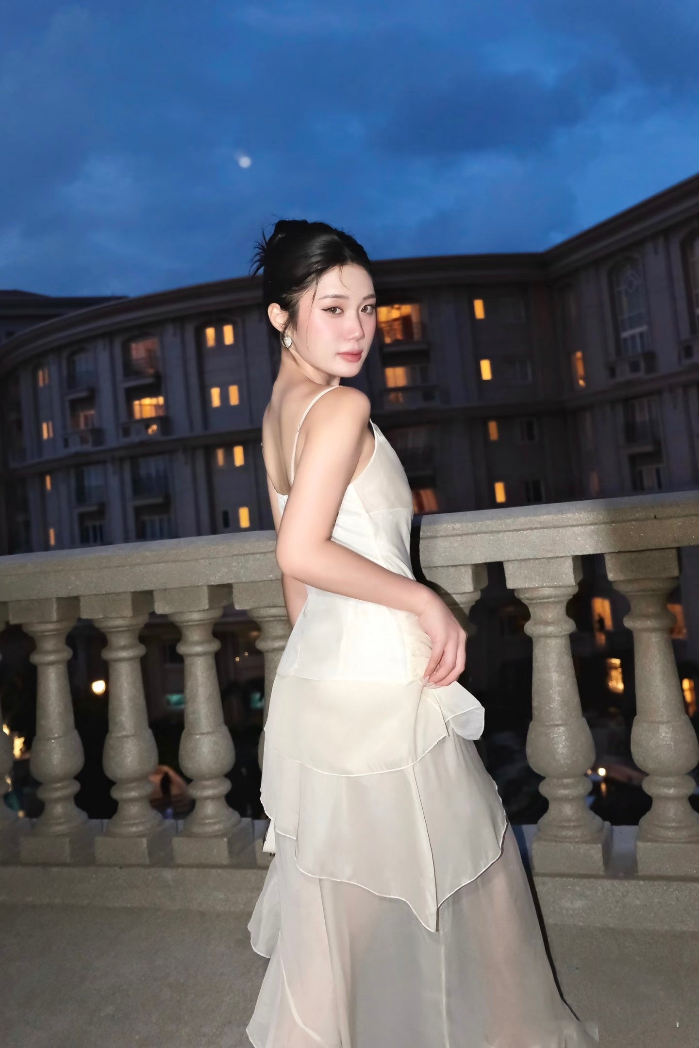 Robe de soirée sirène modeste à fines bretelles en mousseline ivoire plissée AB143