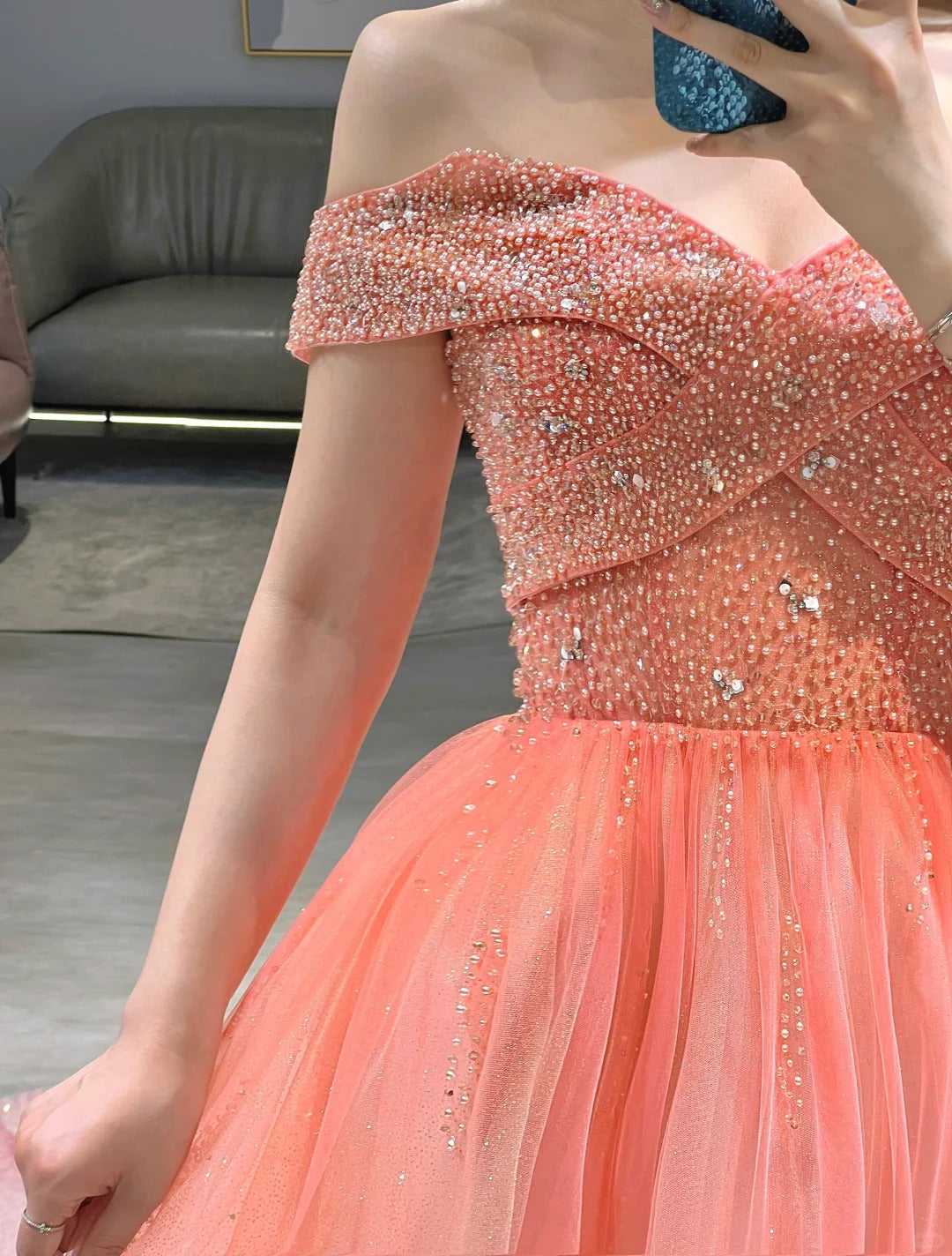 Inspiration pour robes de bal élégantes : robe de bal semi-formelle en tulle rose corail, épaules dénudées, coupe trapèze, idéale pour les lycéennes (AB1945).
