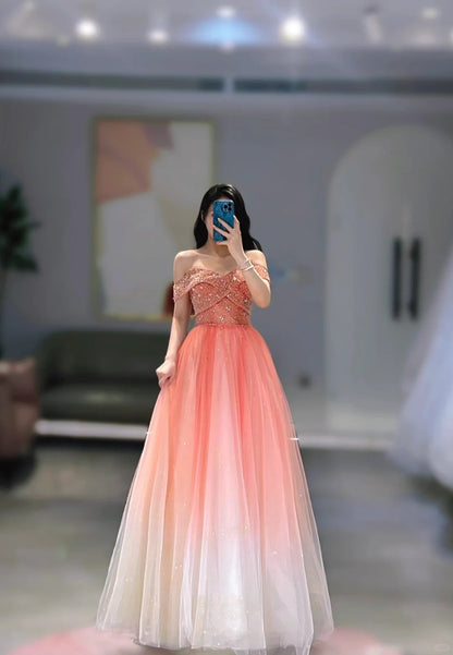 Inspiration pour robes de bal élégantes : robe de bal semi-formelle en tulle rose corail, épaules dénudées, coupe trapèze, idéale pour les lycéennes (AB1945).