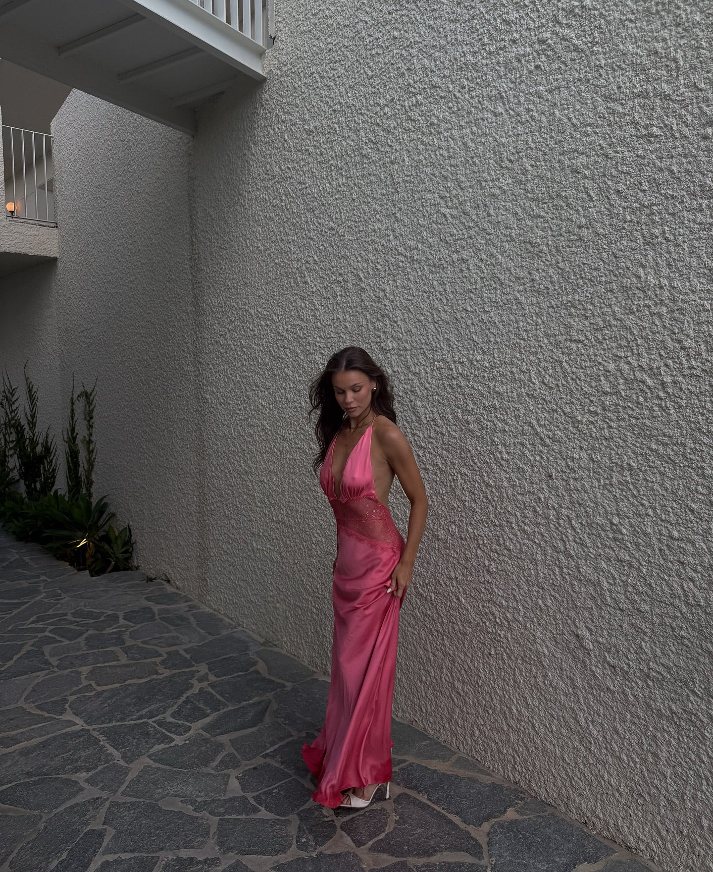 Elegantes Ballkleid-Inspiration: Langes, halbformelles Etuikleid mit Neckholder aus rosafarbenem, seidigem Satin für Teenager und Schüler der Oberstufe (AB1953)