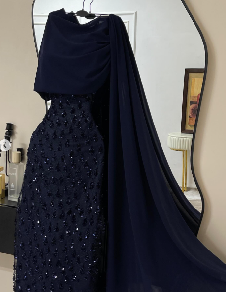 Elegantes, marineblaues Paillettenkleid mit Cape, langes, formelles Abendkleid für Ball, Dinner und festliche Anlässe AB2046