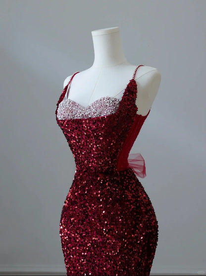 Robe de soirée longue bordeaux à fines bretelles et sequins, style sirène, ornée de paillettes et de sequins, idéale pour un bal de promo ou un dîner chic (AB2047)