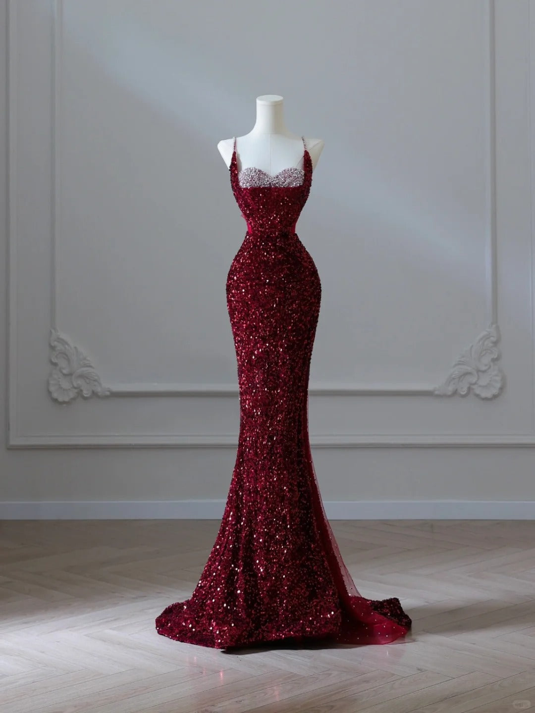Robe de soirée longue bordeaux à fines bretelles et sequins, style sirène, ornée de paillettes et de sequins, idéale pour un bal de promo ou un dîner chic (AB2047)