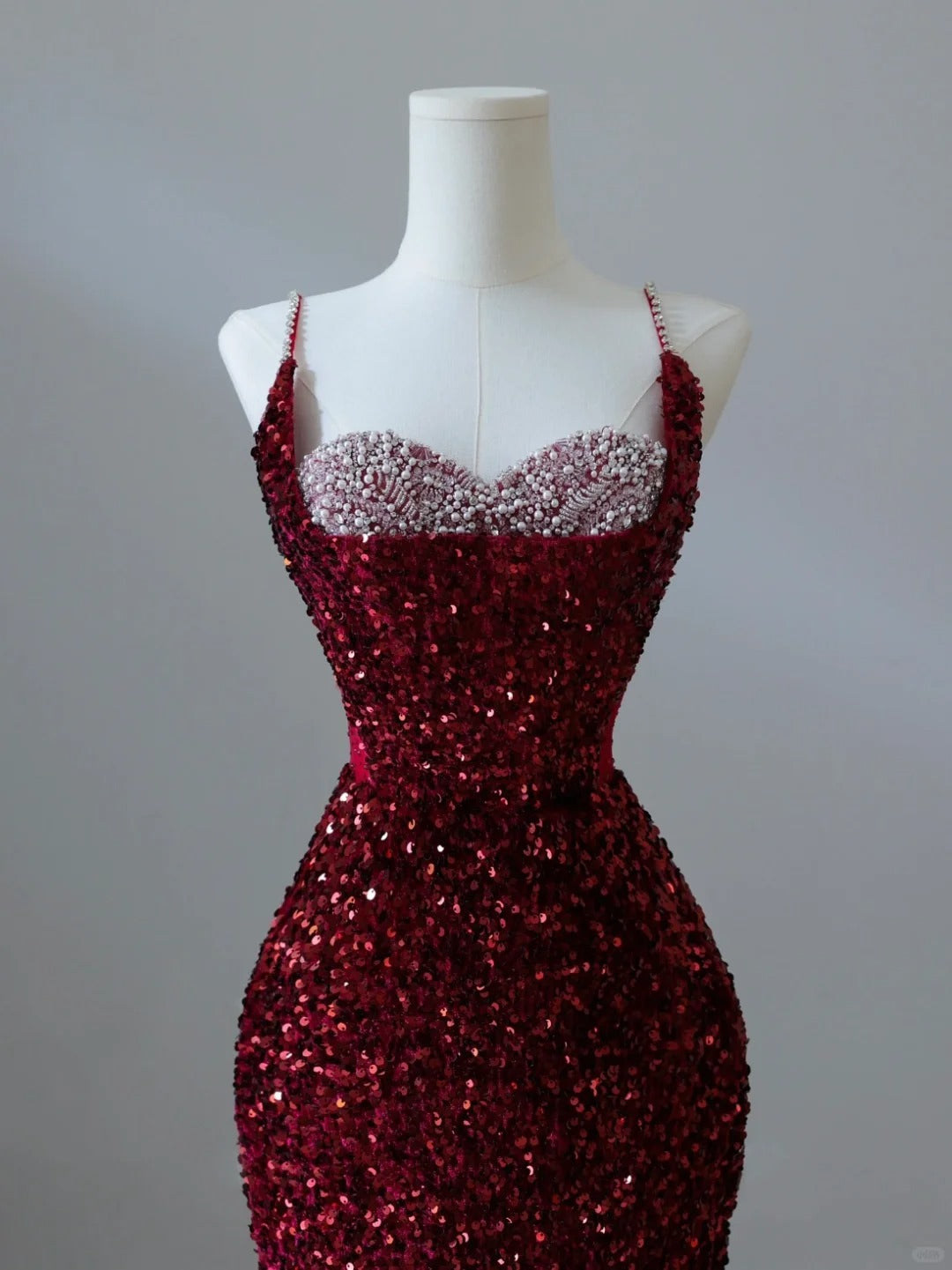 Robe de soirée longue bordeaux à fines bretelles et sequins, style sirène, ornée de paillettes et de sequins, idéale pour un bal de promo ou un dîner chic (AB2047)