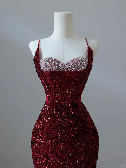 Robe de soirée longue bordeaux à fines bretelles et sequins, style sirène, ornée de paillettes et de sequins, idéale pour un bal de promo ou un dîner chic (AB2047)