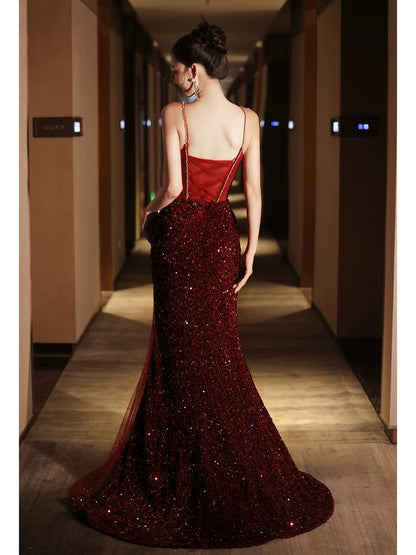 Robe de soirée longue bordeaux à fines bretelles et sequins, style sirène, ornée de paillettes et de sequins, idéale pour un bal de promo ou un dîner chic (AB2047)