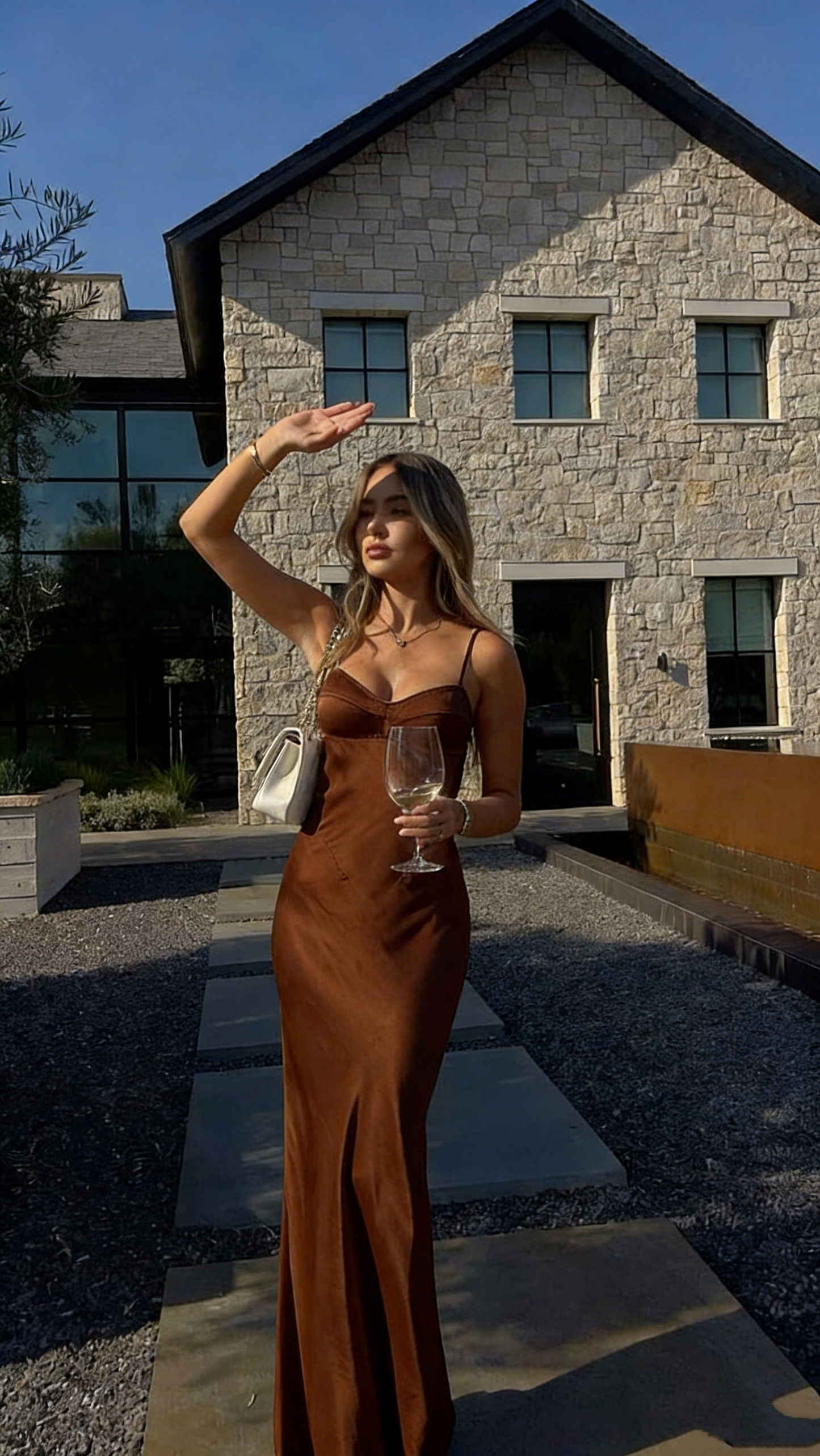 Einfaches, langes, elegantes Meerjungfrauen-Abendkleid mit Spaghettiträgern aus champagnerfarbenem, seidigem Satin, Modell AB2067