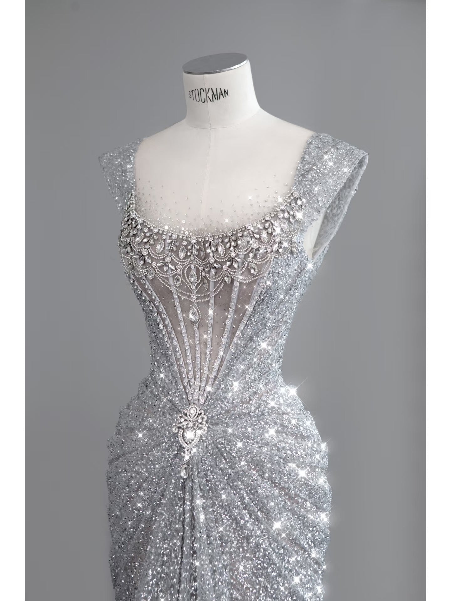 Robe de bal sirène modeste à encolure carrée et sequins argentés ornés de perles, inspiration robe de soirée longue pour un 19e anniversaire AB2276