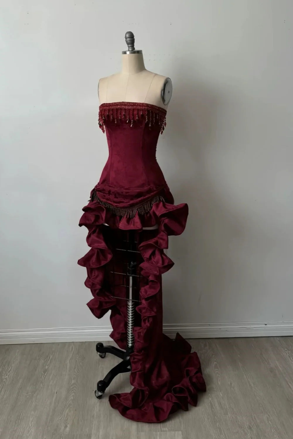 Robe de bal bordeaux en satin, bustier, asymétrique, ornée de perles, style modeste, idéale pour une soirée formelle ou un 18e anniversaire (AB797)