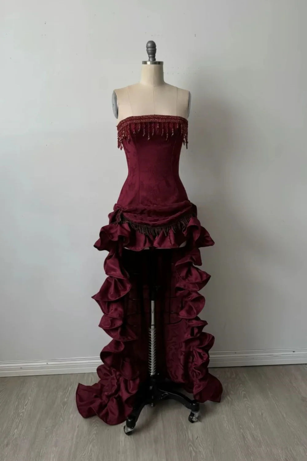 Robe de bal bordeaux en satin, bustier, asymétrique, ornée de perles, style modeste, idéale pour une soirée formelle ou un 18e anniversaire (AB797)