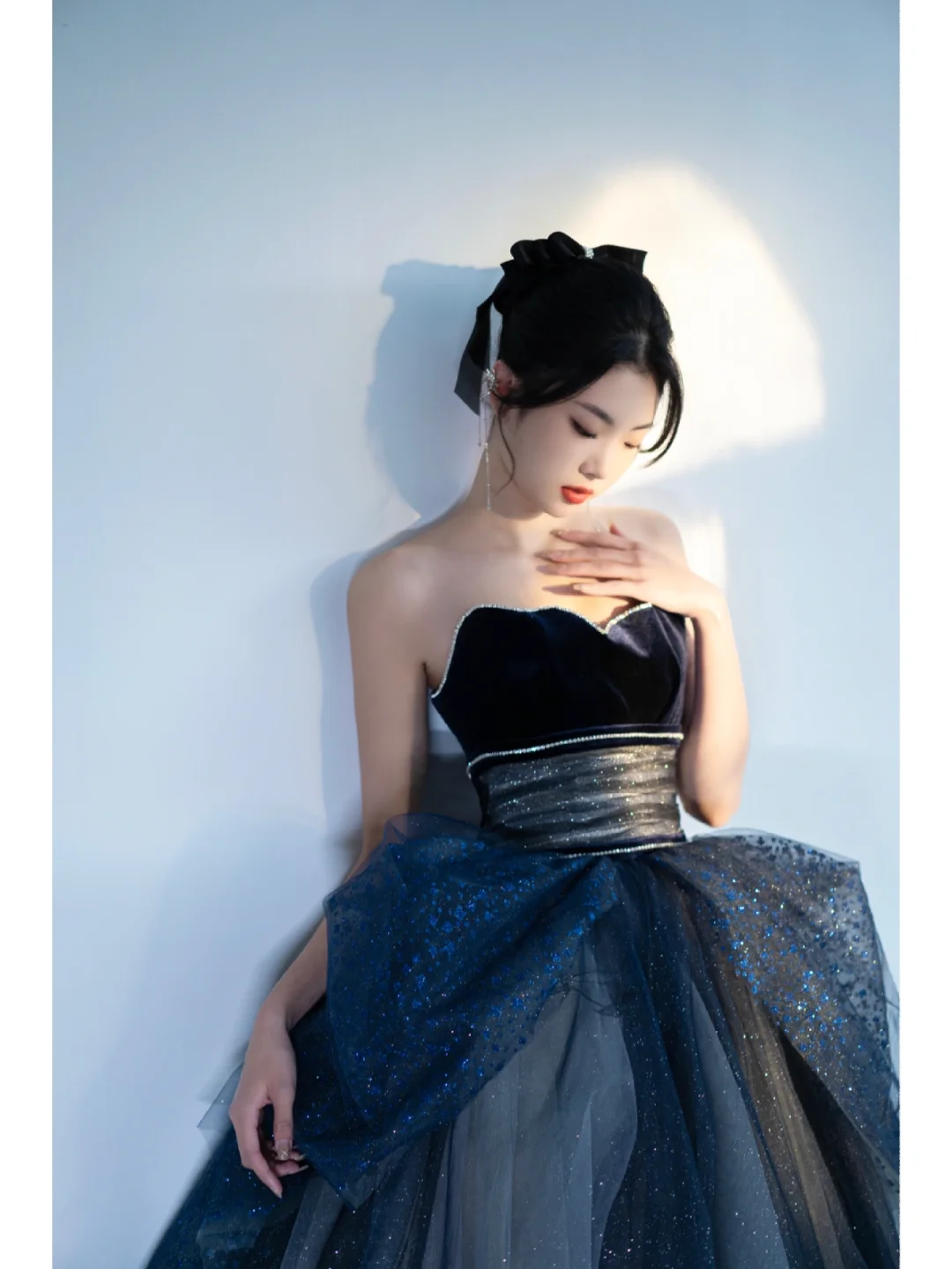 Einzigartiges, trägerloses Ballkleid aus marineblauem Tüll mit Falten, langes Kleid für Quinceañera, Sweet 15 oder 16, Geburtstag AB846