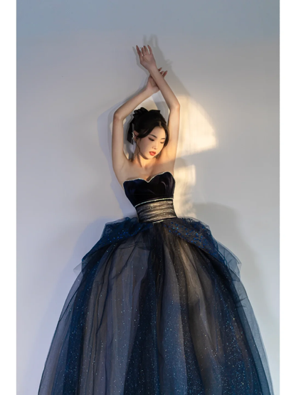 Einzigartiges, trägerloses Ballkleid aus marineblauem Tüll mit Falten, langes Kleid für Quinceañera, Sweet 15 oder 16, Geburtstag AB846