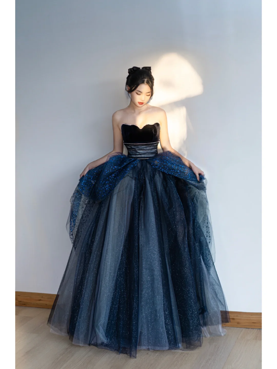 Einzigartiges, trägerloses Ballkleid aus marineblauem Tüll mit Falten, langes Kleid für Quinceañera, Sweet 15 oder 16, Geburtstag AB846
