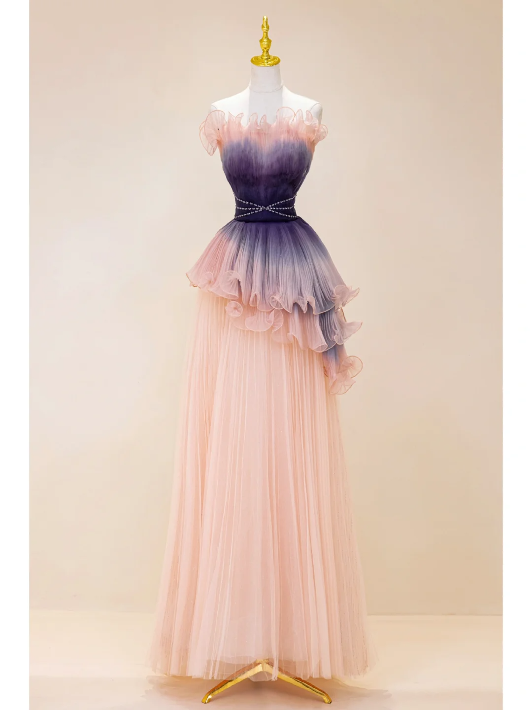 Robe de bal longue en tulle rose ombré sans bretelles, coupe trapèze, motif raisin. Idéale pour un 19e anniversaire. Modèle A849.