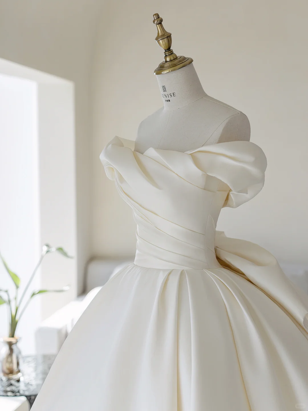 Princess Women's Wedding Dress for Bride Satin Brides Dress Ball Gown Off The Shoulder Wedding Gowns AB891