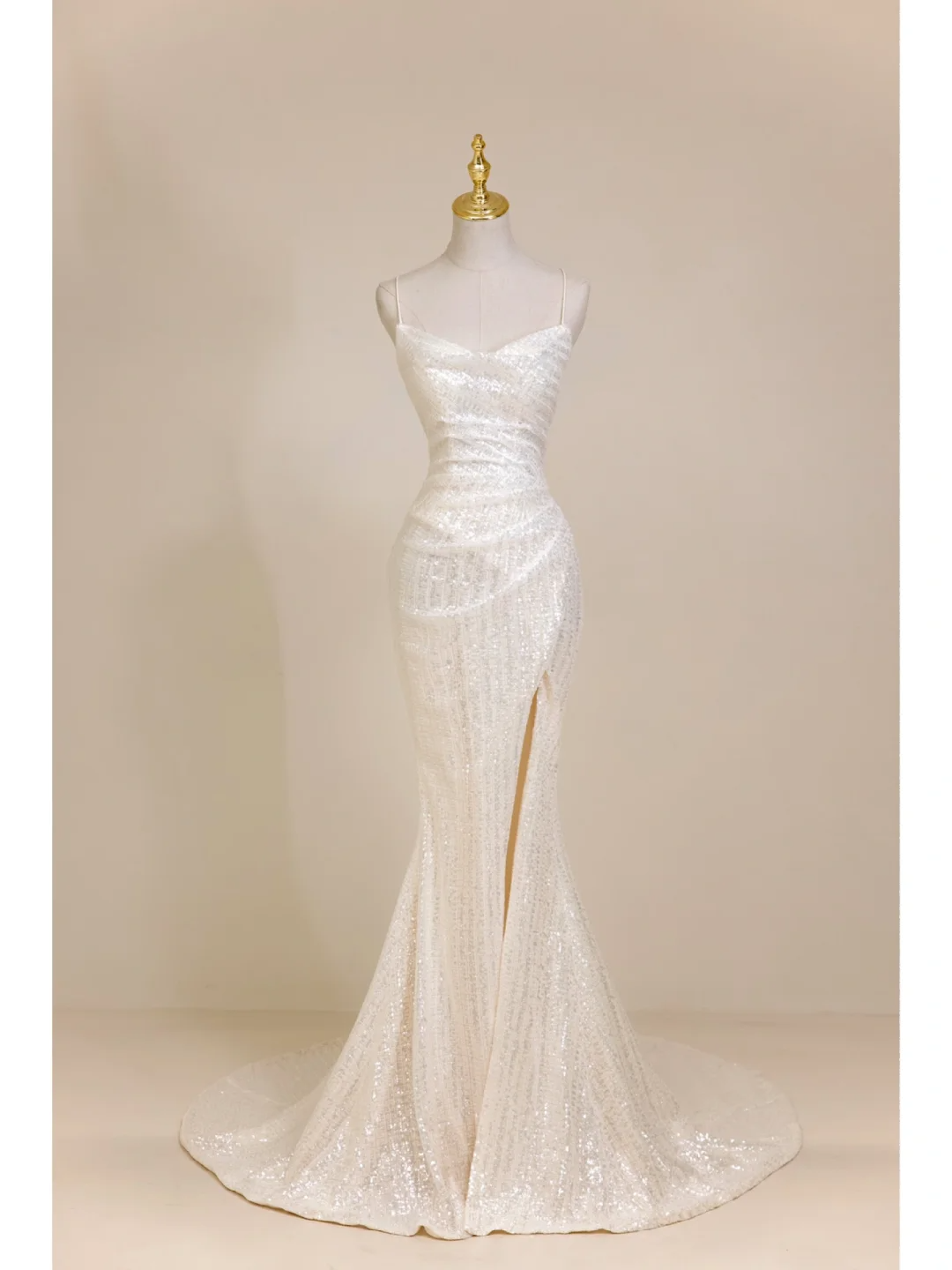 Zeitloses Meerjungfrauen-Brautkleid mit Spaghettiträgern, weißen Pailletten und langem Schnitt – schlicht und elegant für den Sommer (AB851)